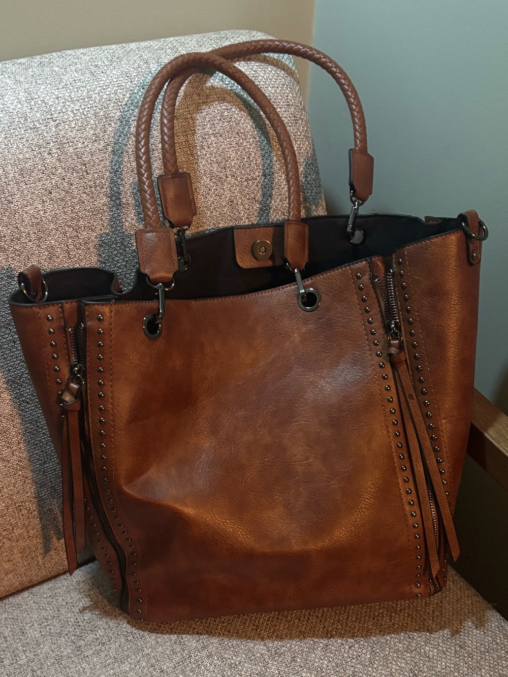 Classic Brown Leather Tote Handbag - Stylish Everyday Carry